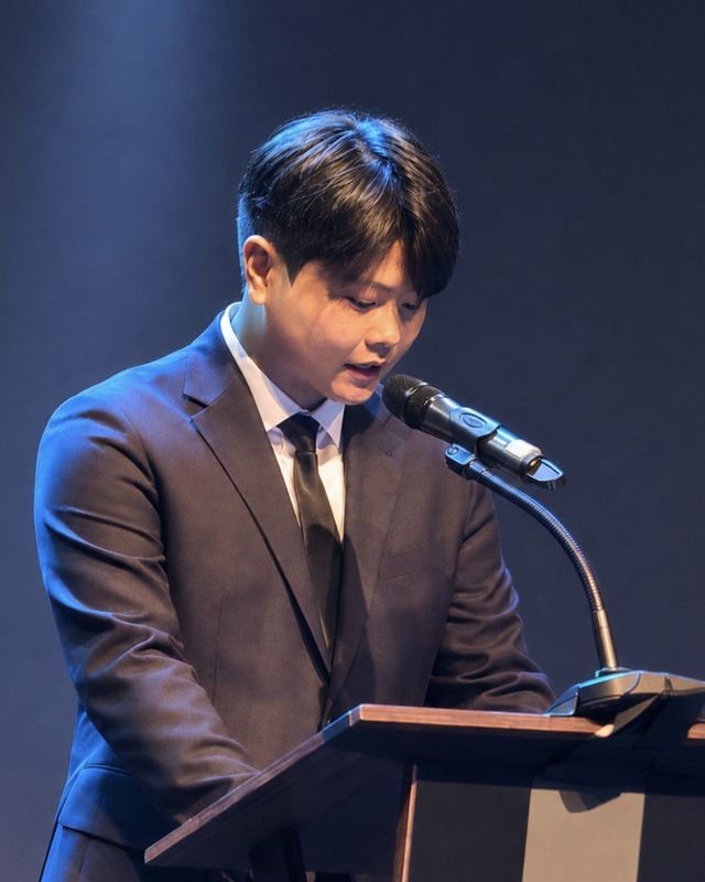 연단에서 발표하는 김민웅 대표